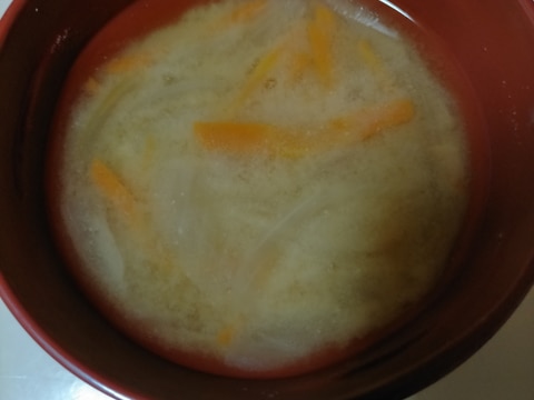 白菜とにんじんと玉ねぎの味噌汁